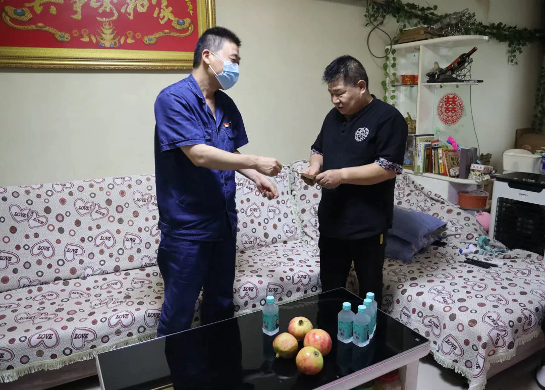 李二军为困难党员高天平送去慰问品和慰问金 李二军为困难党员高天平送去慰问品和慰问金